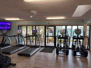 Fitness facility - Sand and surf! 1st floor, direct oceanfront, 65" TV, 2 pools, pickleball (Hilton Head Island)