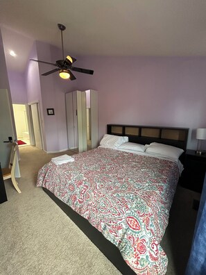 4 habitaciones, escritorio, tabla de planchar con plancha y wifi gratis 