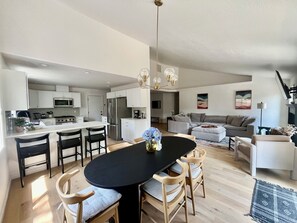 Interior - 12 mins UO, Autzen, 10min airport, Hot tub, Fire pit! (Eugene)