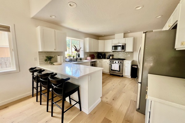 Kjøleskap, mikrobølgeovn, ovn og kokeplater