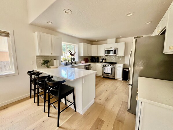 Fridge, microwave, oven, stovetop - 12 mins UO, Autzen, 10min airport, Hot tub, Fire pit! (Eugene)