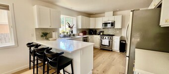 12 mins UO, Autzen, 10min airport, Hot tub, Fire pit!