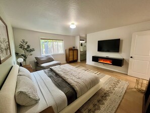 3 bedrooms, WiFi, bed sheets - 12 mins UO, Autzen, 10min airport, Hot tub, Fire pit! (Eugene)