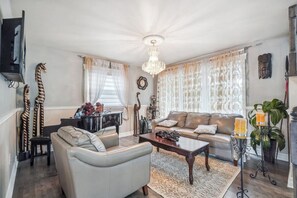 Smart TV, fireplace - Spacious house in Montreal: 5 bedrooms, 4 bathrooms, garden with pool  (Montréal)