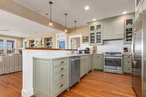 Kylskåp, mikrovågsugn, ugn och spishäll