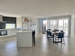 Frigorífic, microones, forn i placa de cuina 