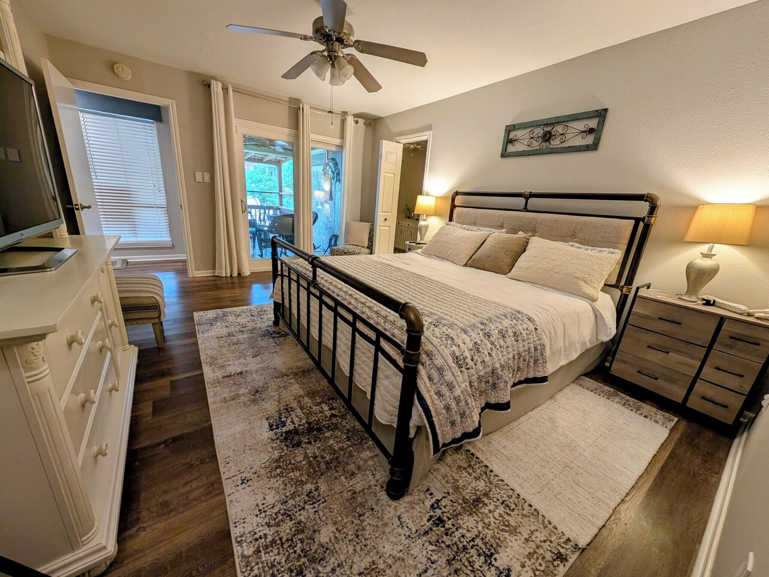 3 bedrooms, desk, iron/ironing board, travel crib