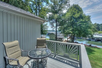 Spacious Lake Front 5-bedroom house on Lake Norman with WiFi