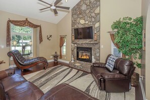 Smart TV, fireplace, table tennis, stereo