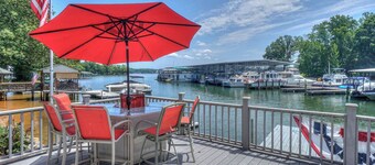 Spacious Lake Front 5-bedroom house on Lake Norman with WiFi