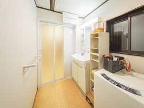 Villa, hageutsikt | Bad | Tøfler