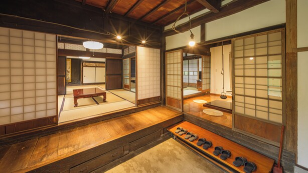 Una tradizionale stanza giapponese con pavimento in tatami, un tavolino in legno e un futon.