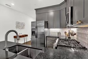 Frigorifero, microonde, forno, piano cottura