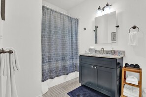 Hårtork, handdukar, tvål och schampo