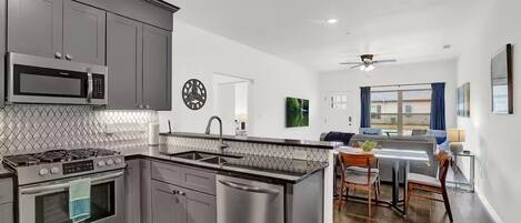 ثلاجة، ميكروويف، فرن، موقد طهي مسطح