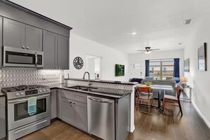 Frigorifero, microonde, forno, piano cottura