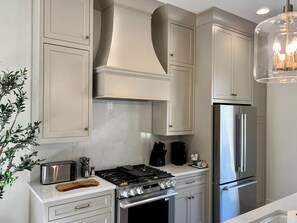 Fridge, microwave, oven, stovetop - NEW Luxury Townhome in prestigious Moores Mill area of Auburn, AL! (Auburn)