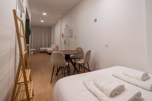 1 chambre, fer et planche à repasser, lit parapluie, Wi-Fi gratuit