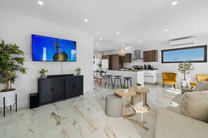 Living area - La Perla 2BR2BA Home w/Private Pool ~ Patio & BBQ! (Noord)