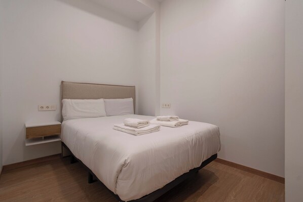 1 habitación, tabla de planchar con plancha y cuna de viaje 
