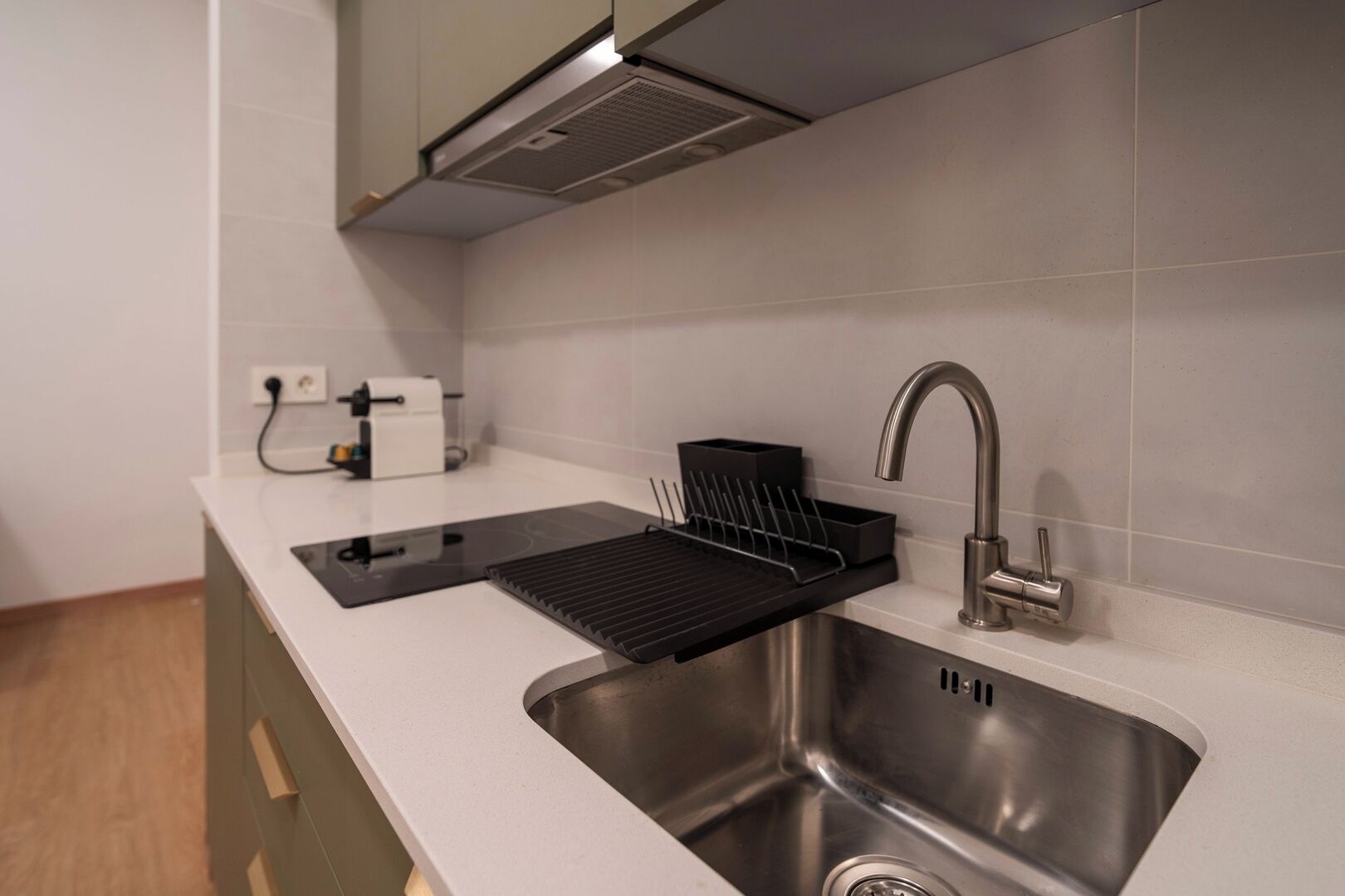 Réfrigérateur, micro-ondes, plaque de cuisson, cafetière/bouilloire