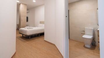 Een haardroger, handdoeken