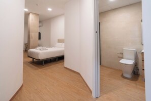 Secador de cabelo, toalhas de banho