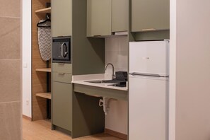 Geladeira, micro-ondas, cooktop, cafeteira/chaleira