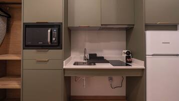 Een koelkast, een magnetron, een kookplaat