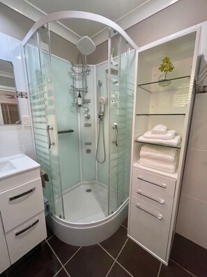 Douche, sèche-cheveux, serviettes fournies, savon