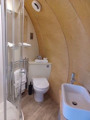 Shower, hydromassage showerhead, free toiletries, hair dryer - Ocean View Pods (Ballymena)