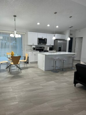 Frigorifero, microonde, forno, piano cottura