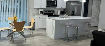 Modern Home for 8- 3bd/2ba near WEC & Springs