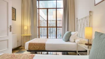 4 bedrooms, iron/ironing board, internet, bed sheets