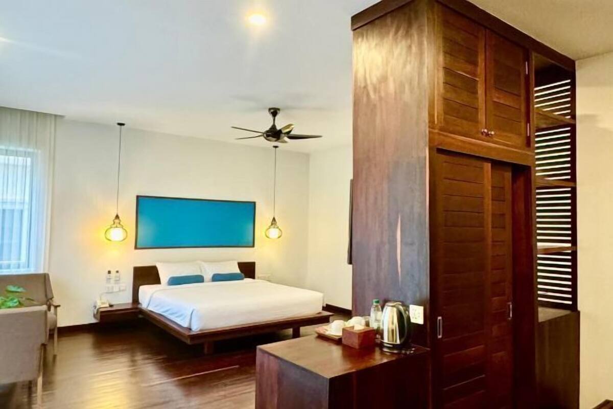Tabla de planchar con plancha, wifi gratis y ropa de cama