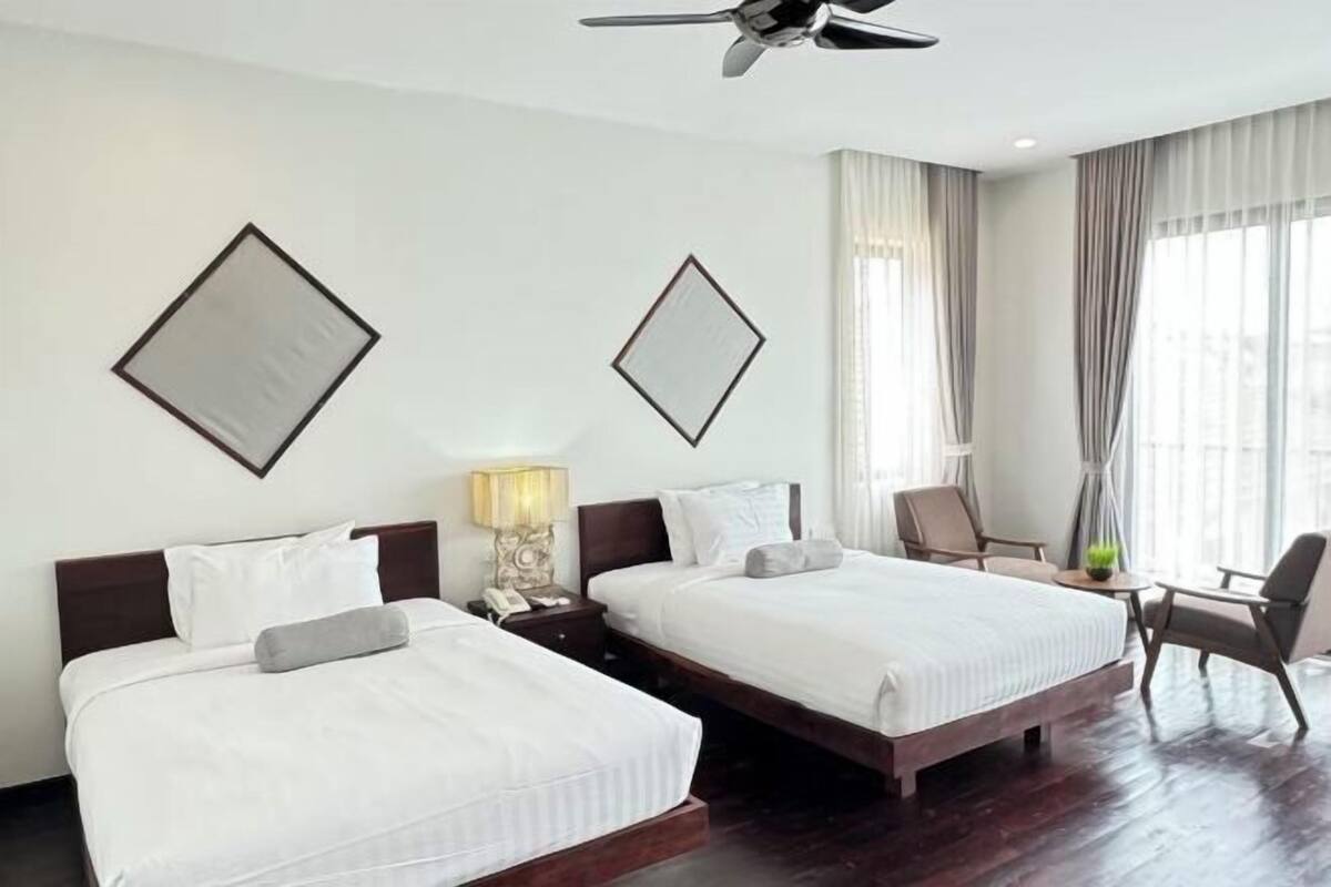 Tabla de planchar con plancha, wifi gratis y ropa de cama