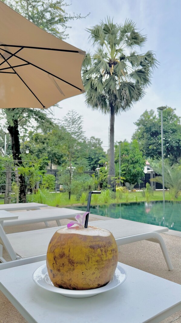 Piscine extérieure, cabanons gratuits, parasols de plage