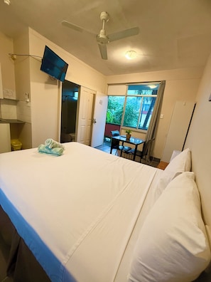 Skrivebord for bærbar PC, blendingsgardiner og strykejern/-brett