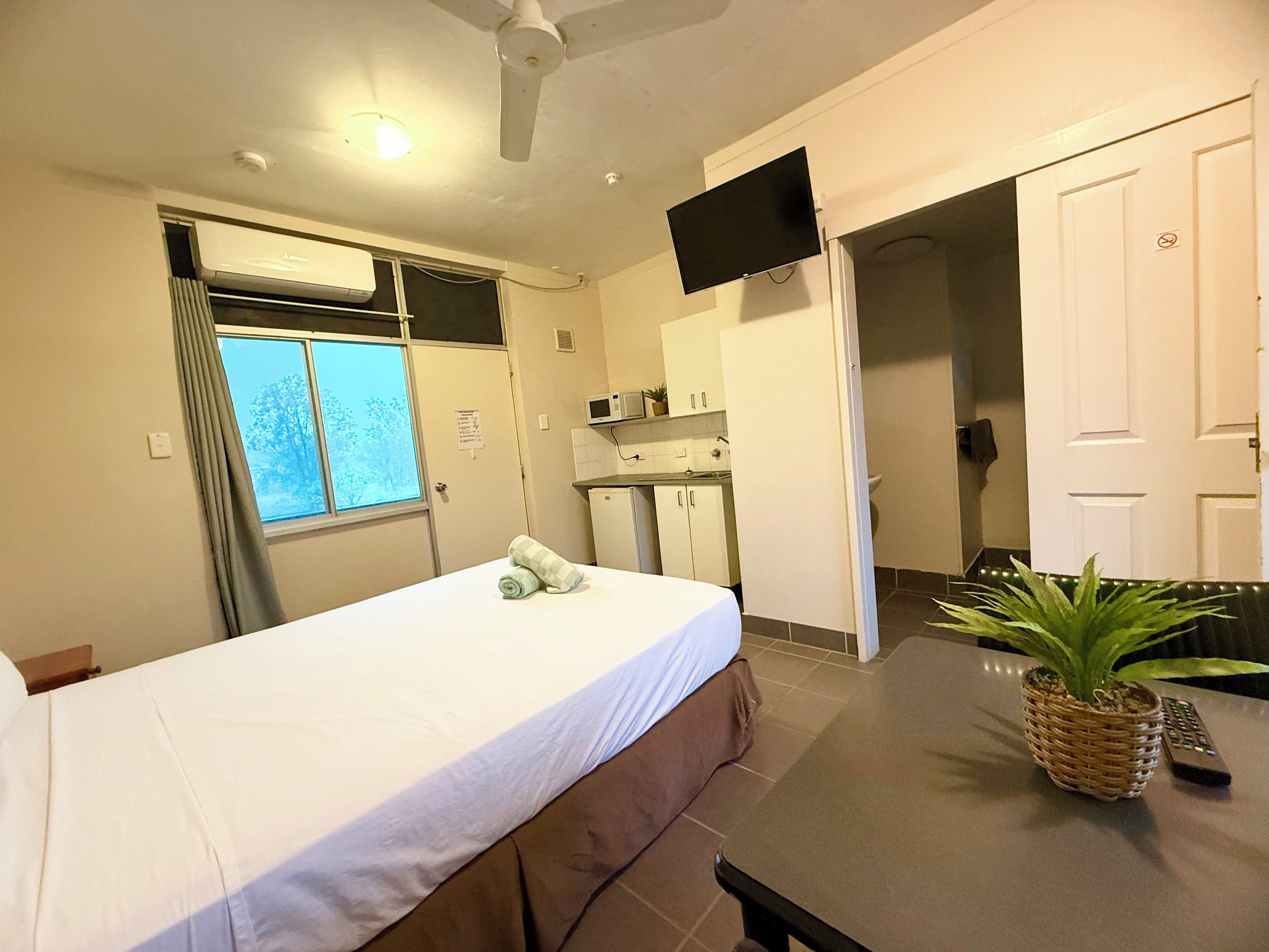 Skrivebord for bærbar PC, blendingsgardiner og strykejern/-brett