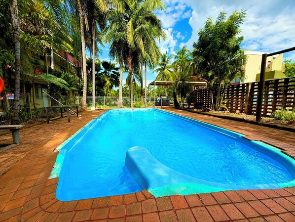 Una piscina al aire libre