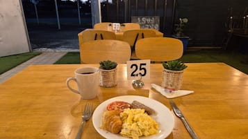 每日供應自助早餐 (每人 AUD20)