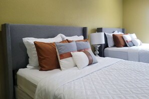 3 habitaciones, escritorio y tabla de planchar con plancha