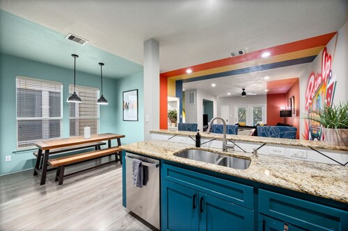 Modern 3-Story EaDo Townhome with Pool Table Sleeps 10