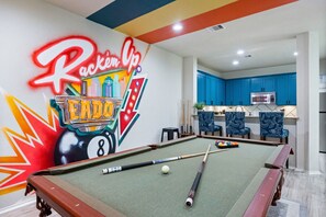 Game room - EaDo Houston 3BR | Pool Table, Walk to Stadiums & Dining, Sleeps 10 (Houston)
