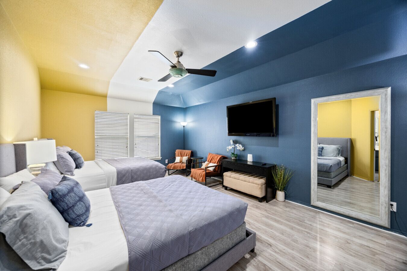 3 slaapkamers, een bureau, een strijkplank/strijkijzer, reisbedje