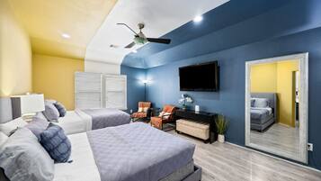 3 slaapkamers, een bureau, een strijkplank/strijkijzer, reisbedje