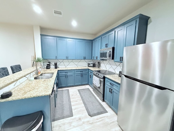 Jääkaappi, mikroaaltouuni, uuni, liesi