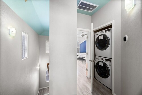 EaDo Houston 3BR | Pool Table, Walk to Stadiums & Dining, Sleeps 10