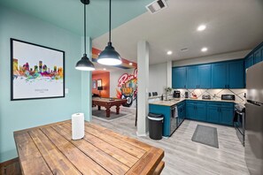 Fridge, microwave, oven, stovetop - EaDo Houston 3BR | Pool Table, Walk to Stadiums & Dining, Sleeps 10 (Houston)
