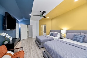 3 habitaciones, escritorio y tabla de planchar con plancha